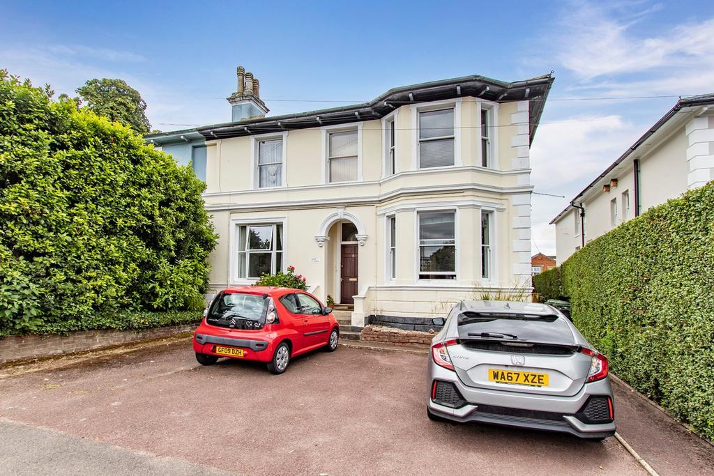 St James Road, Tunbridge Wells, TN1 2 bed apartment £299,000