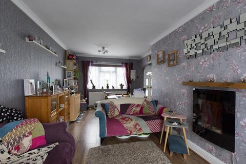 8 Ivers Way, New Addington, Croydon, CR0 0QQ