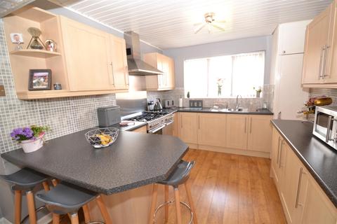 16 Ashlar Grove, Queensbury, Bradford, BD13 2SP