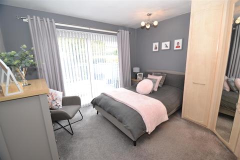 16 Ashlar Grove, Queensbury, Bradford, BD13 2SP