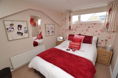16 Ashlar Grove, Queensbury, Bradford, BD13 2SP