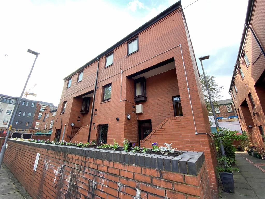 Silver Jubilee Walk, Northern... 3 bed flat £1,600 pcm (£369 pw)
