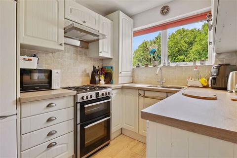 82 Meadowview Road, London, SE6 3NN