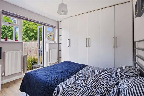 82 Meadowview Road, London, SE6 3NN
