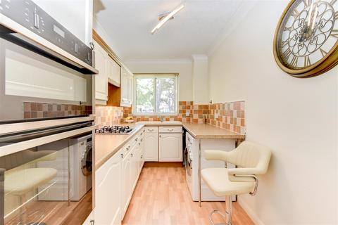 2 bedroom flat for sale - Grand Avenue, Worthing