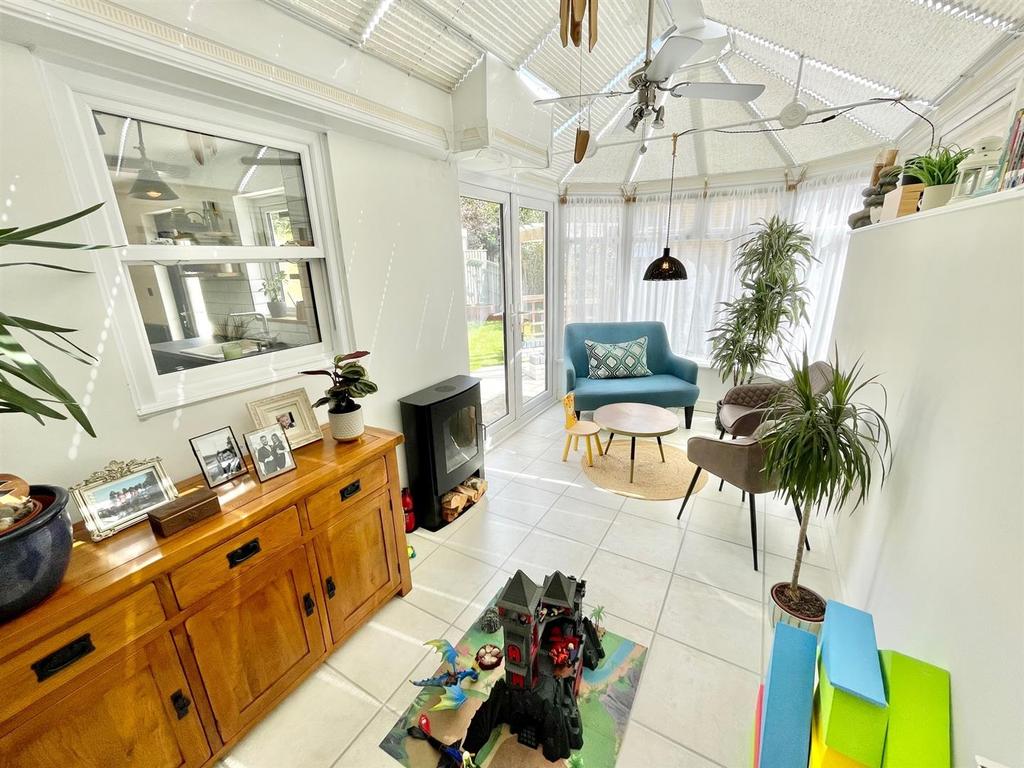 Celandine Way, Cepen Park North, Chippenham 3 bed detached house for