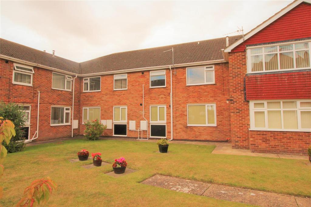 Summerfields, Kings Road, Cleethorpes, N.E. Lincs, DN35 0AF 2 bed