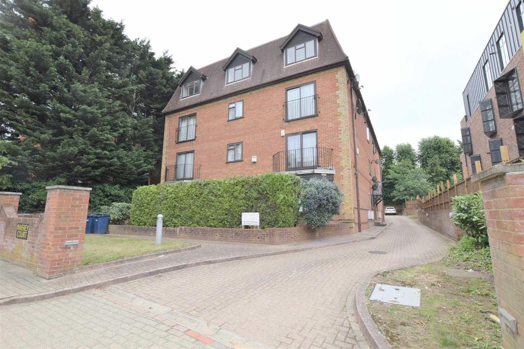 Holden Avenue, Woodside Park 3 bed flat £2,200 pcm (£508 pw)