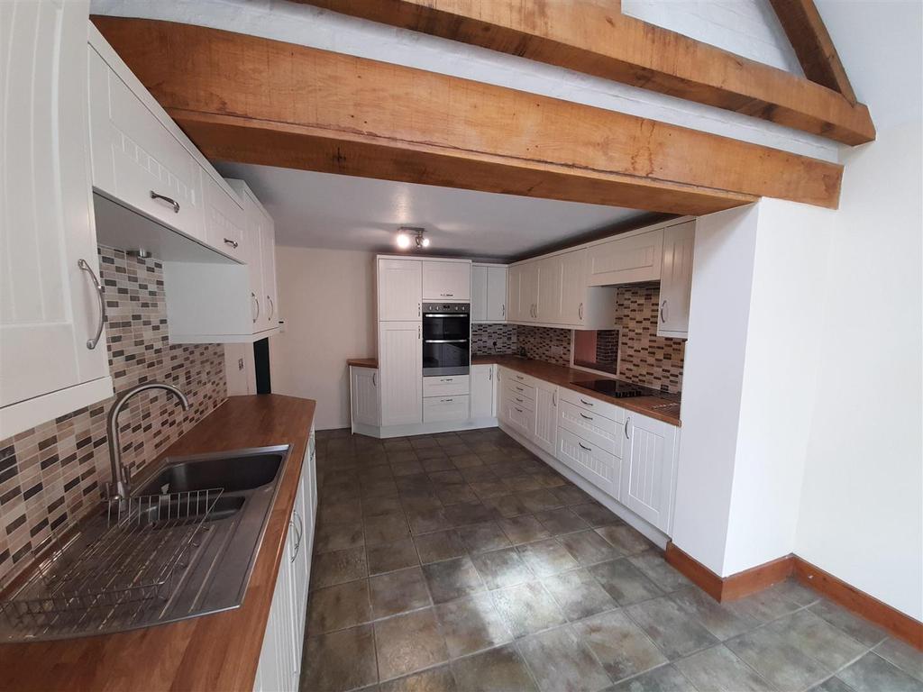 Kitchen 2.jpg