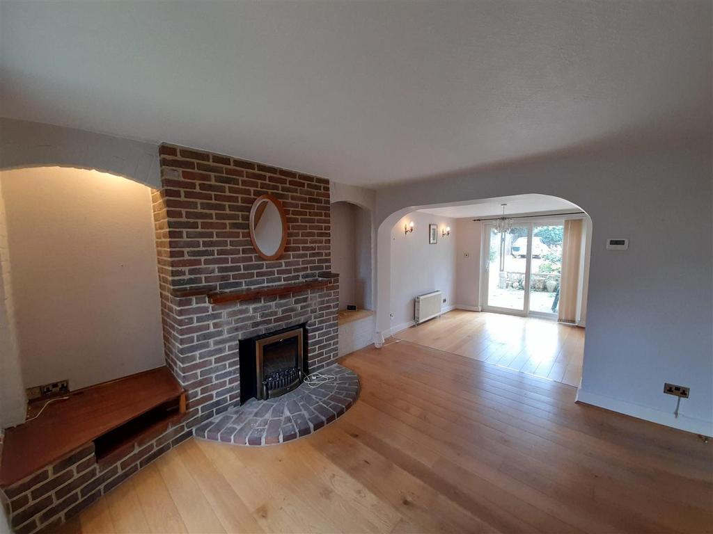 Living dining room 1.jpg