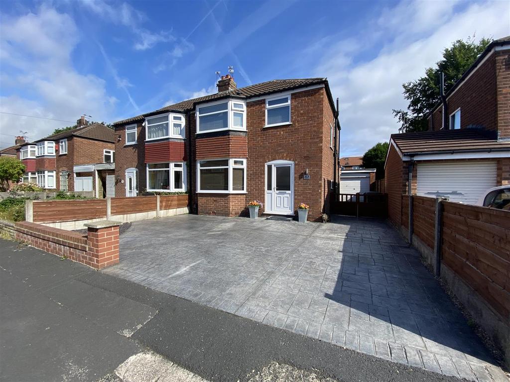 Newlyn Drive, Sale 3 bed semidetached house £1,350 pcm (£312 pw)