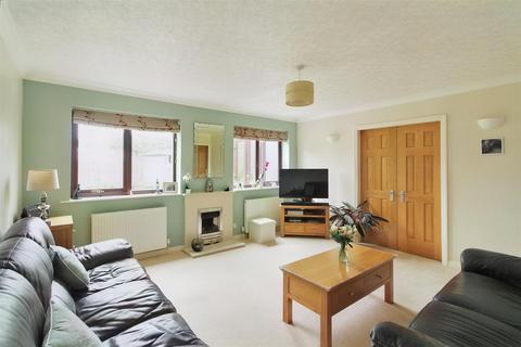5 Gregory Drive, Kirkburton, Huddersfield, HD8 0XH