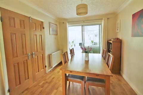 5 Gregory Drive, Kirkburton, Huddersfield, HD8 0XH