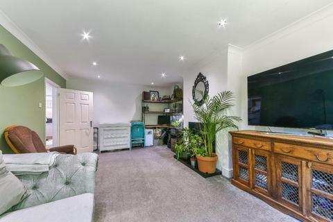 12 Cheviot Close, Banstead, SM7 2PD