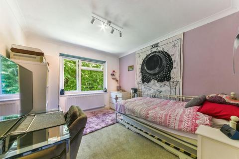 12 Cheviot Close, Banstead, SM7 2PD