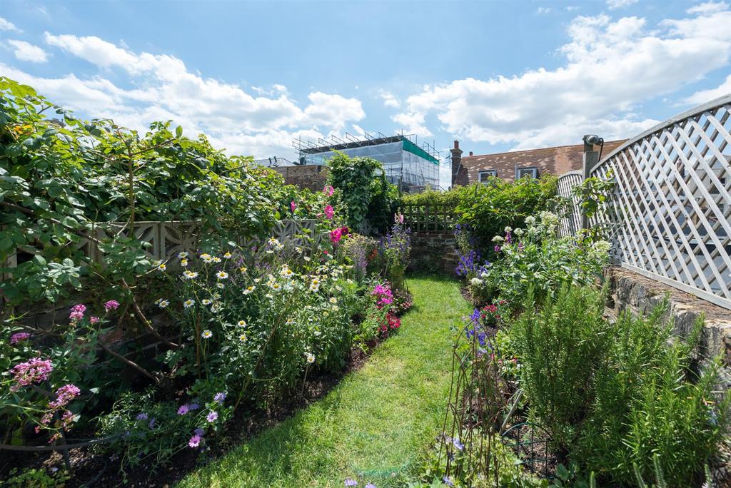 Abbots Hill, Ramsgate 3 bed semidetached house £320,000