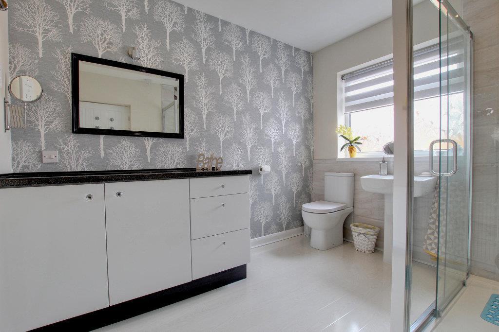 En suite shower room/w.c.