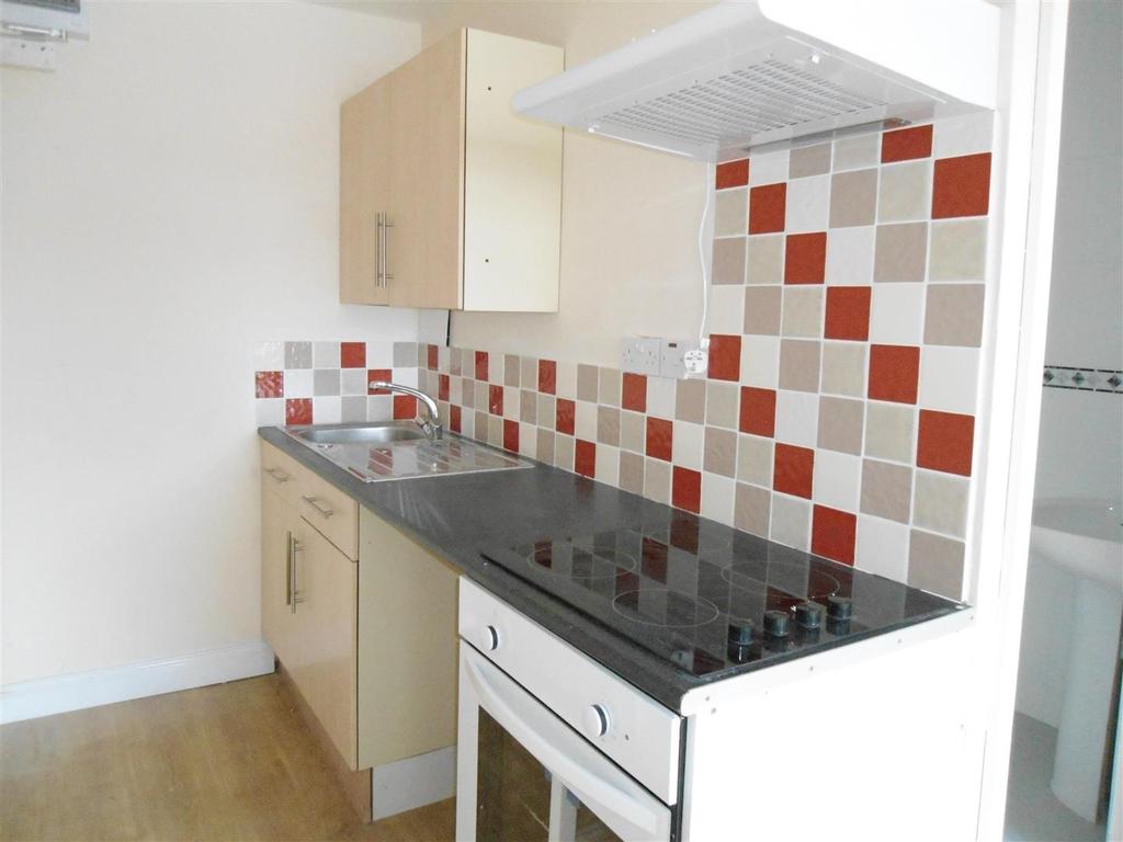 High Street, Strood Studio £550 pcm (£127 pw)