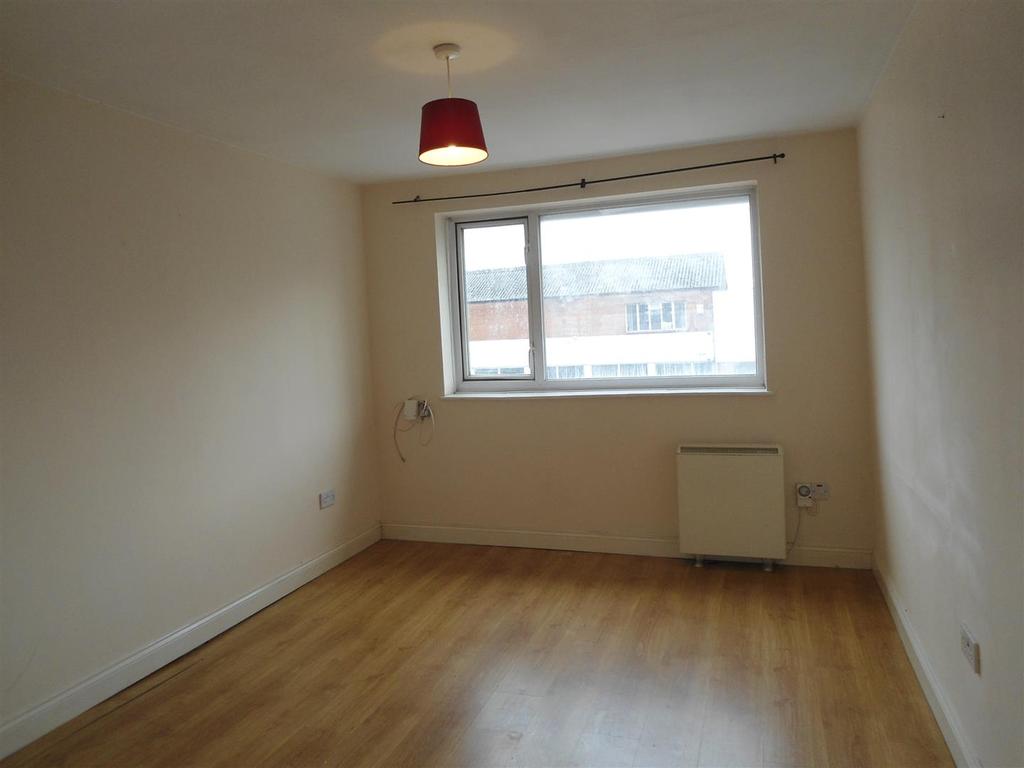High Street, Strood Studio £550 pcm (£127 pw)