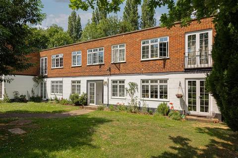 3 Freshmount Gardens, Epsom, KT19 8RF