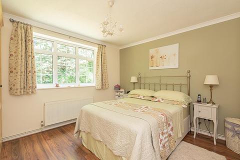 3 Freshmount Gardens, Epsom, KT19 8RF