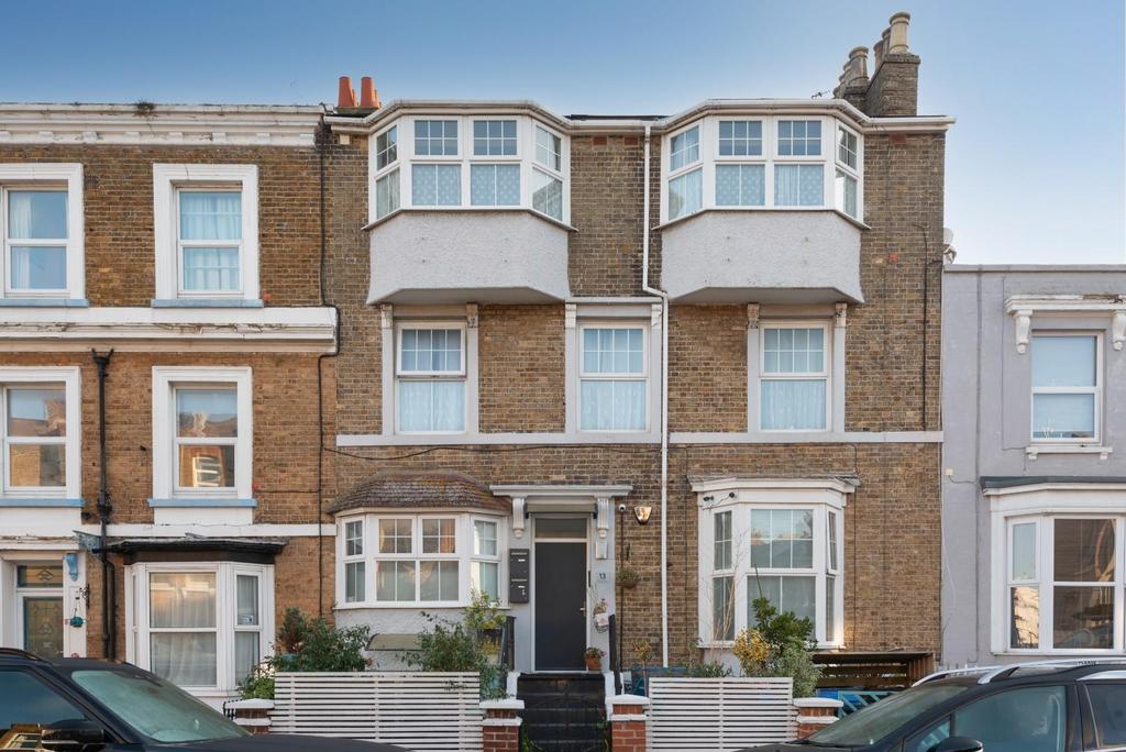 Sweyn Road, Margate 2 bed flat £825 pcm (£190 pw)