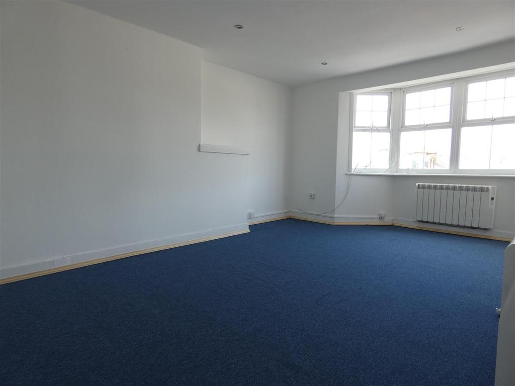 Sweyn Road, Margate 2 bed flat £825 pcm (£190 pw)