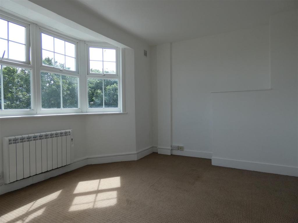 Sweyn Road, Margate 2 bed flat £825 pcm (£190 pw)