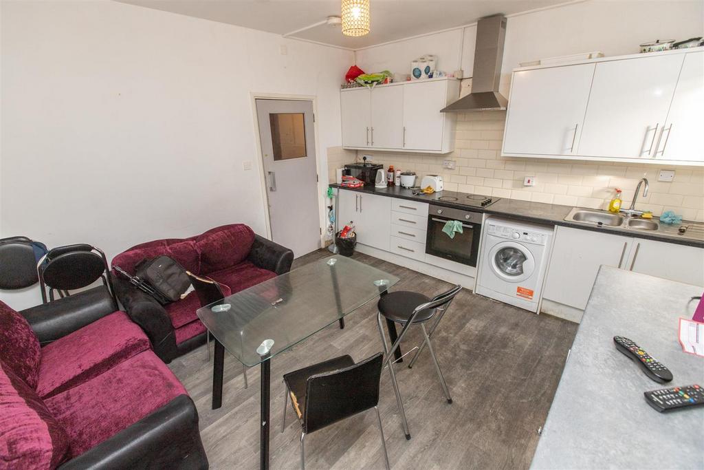 Bristol Road, Selly Oak, Birmingham 6 bed flat to rent £2,988 pcm (£