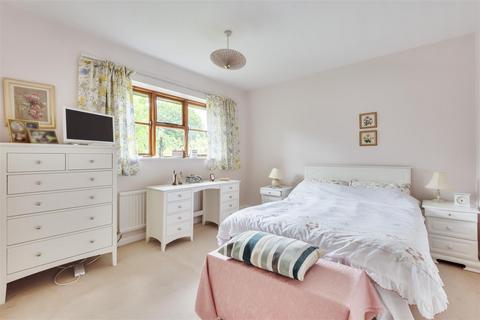 11 Bunch Way, Haslemere, GU27 1ER