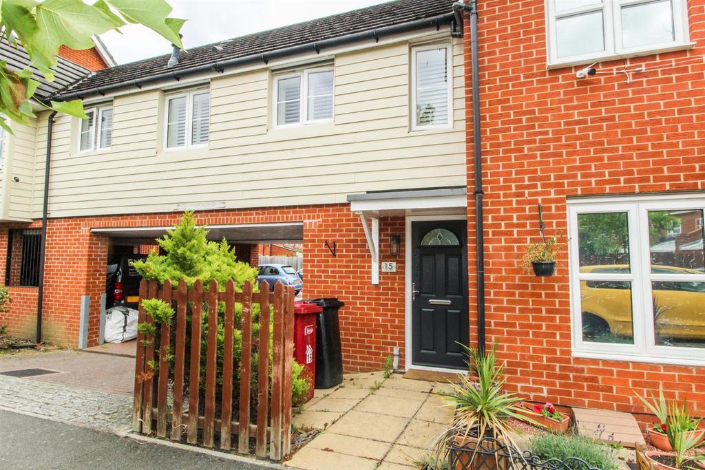 Amesbury Road, Cippenham 2 bed flat £1,400 pcm (£323 pw)