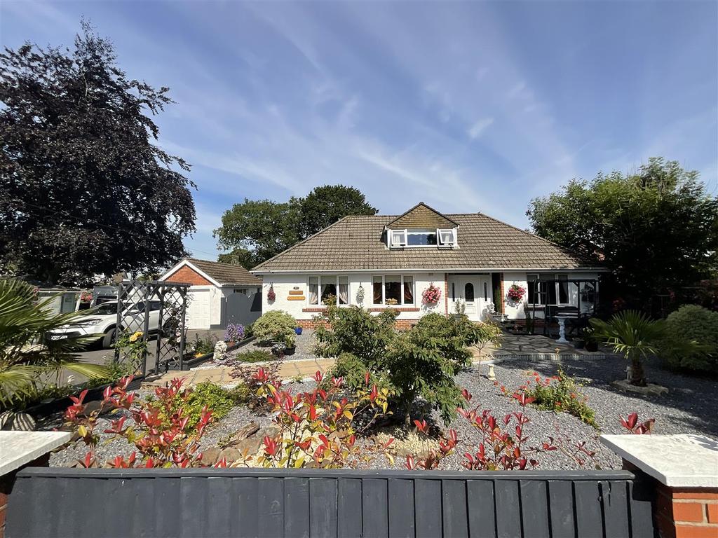 Wernoleu Road, Ammanford 4 bed detached bungalow for sale £374,995