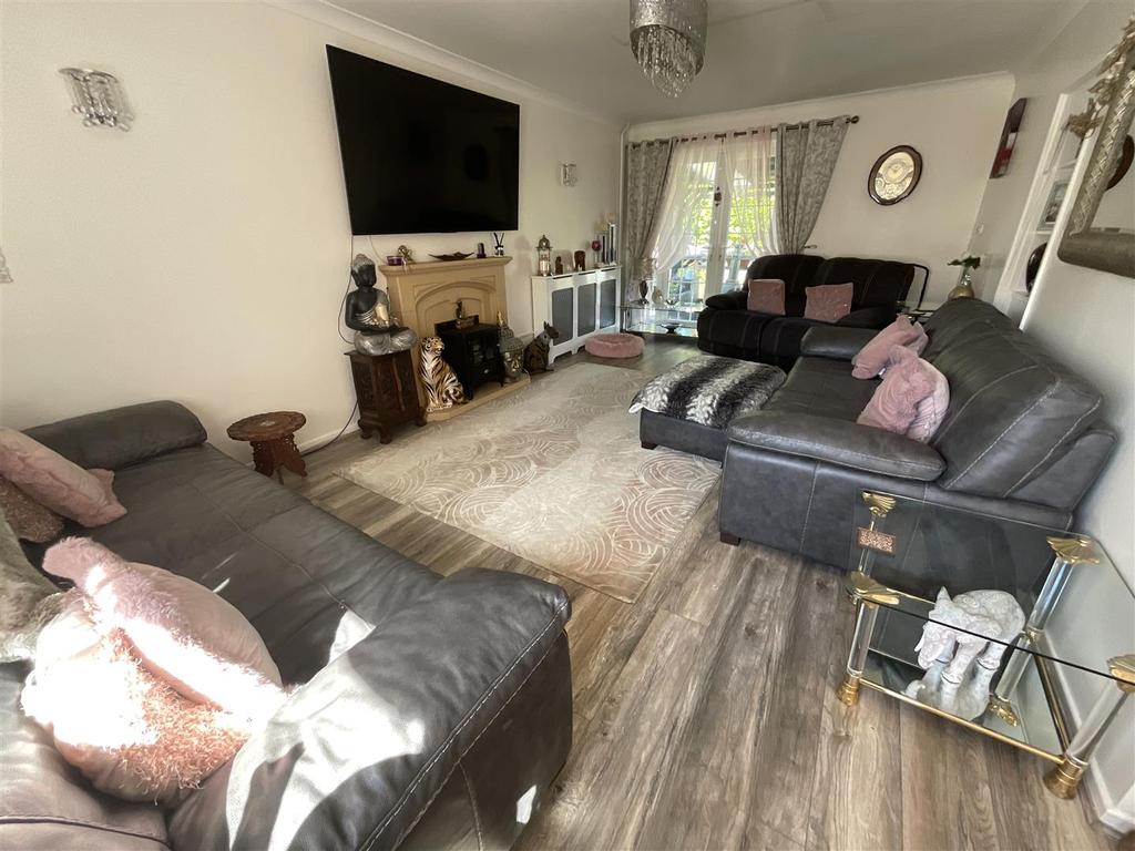 Wernoleu Road, Ammanford 4 bed detached bungalow £374,995