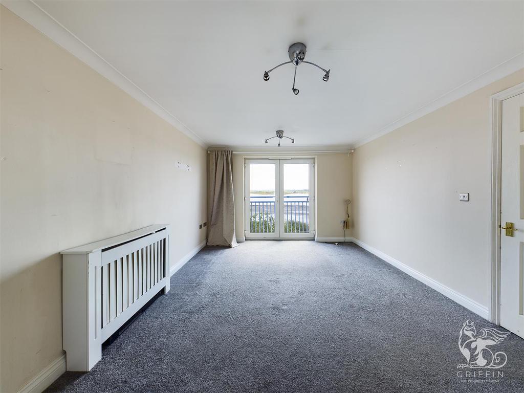Worthing Close, Grays 2 bed flat £240,000
