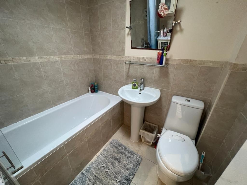 3 Alton Court BATHROOM