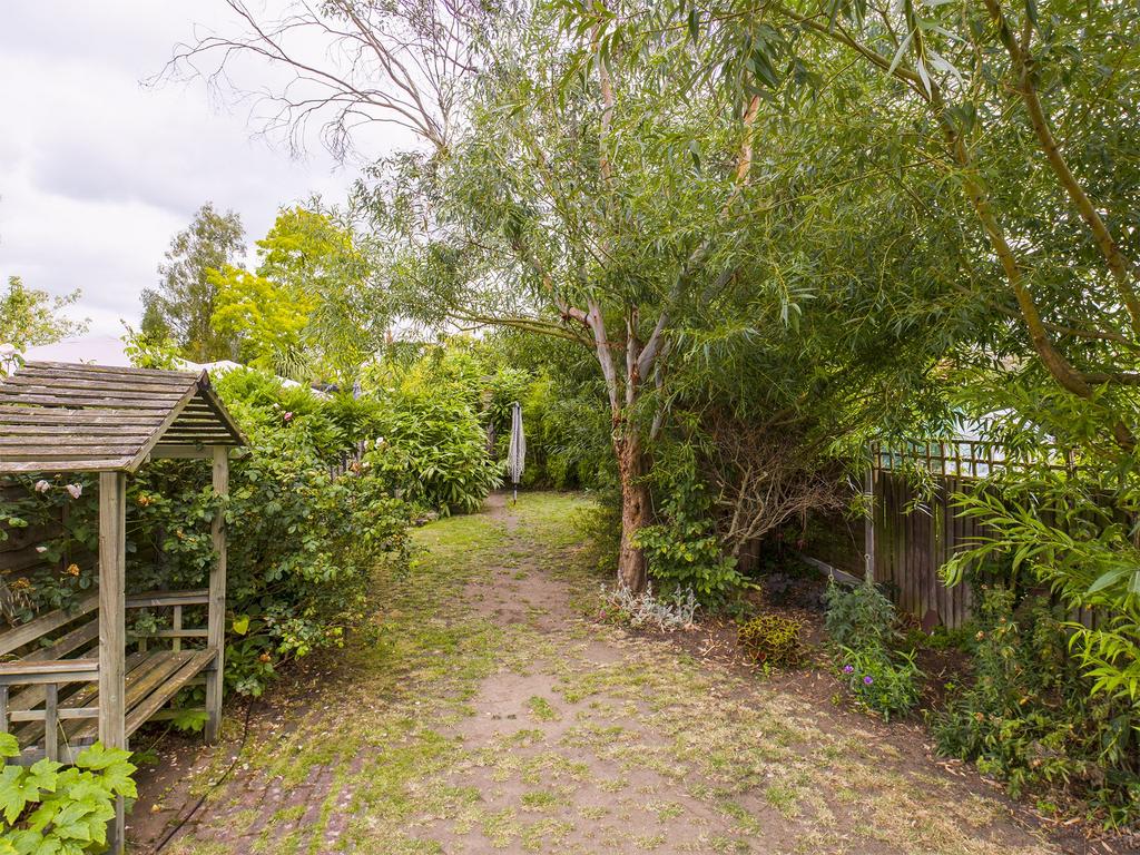 Mead Lane, Chertsey, Surrey, KT16 3 bed semidetached house for sale