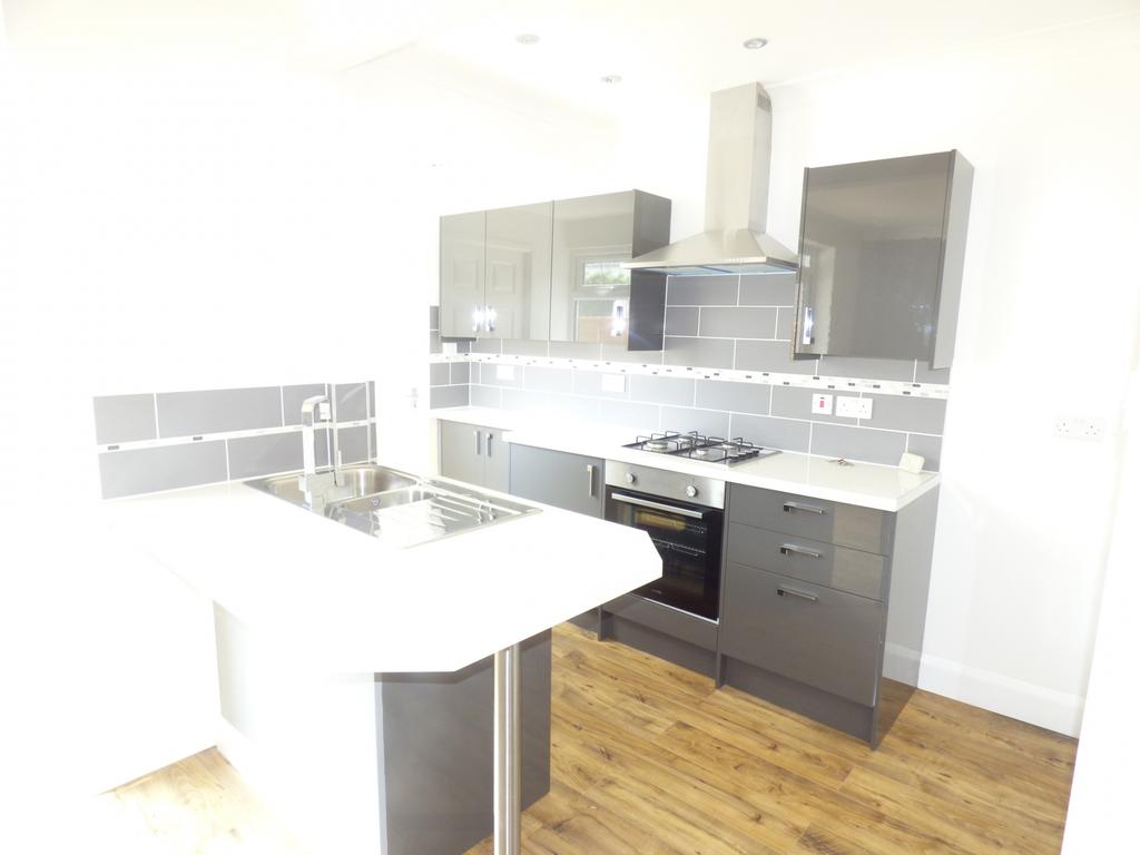 Hartland Avenue, Coventry, CV2 3 bed semidetached house £995 pcm (£