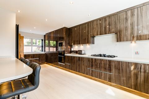11 The Drive, Uxbridge, UB10 8AF