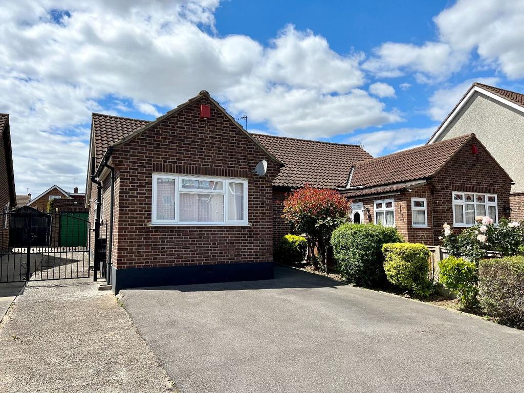 Kersey Gardens, Harold Wood 3 Bed Bungalow For Sale - £435,000