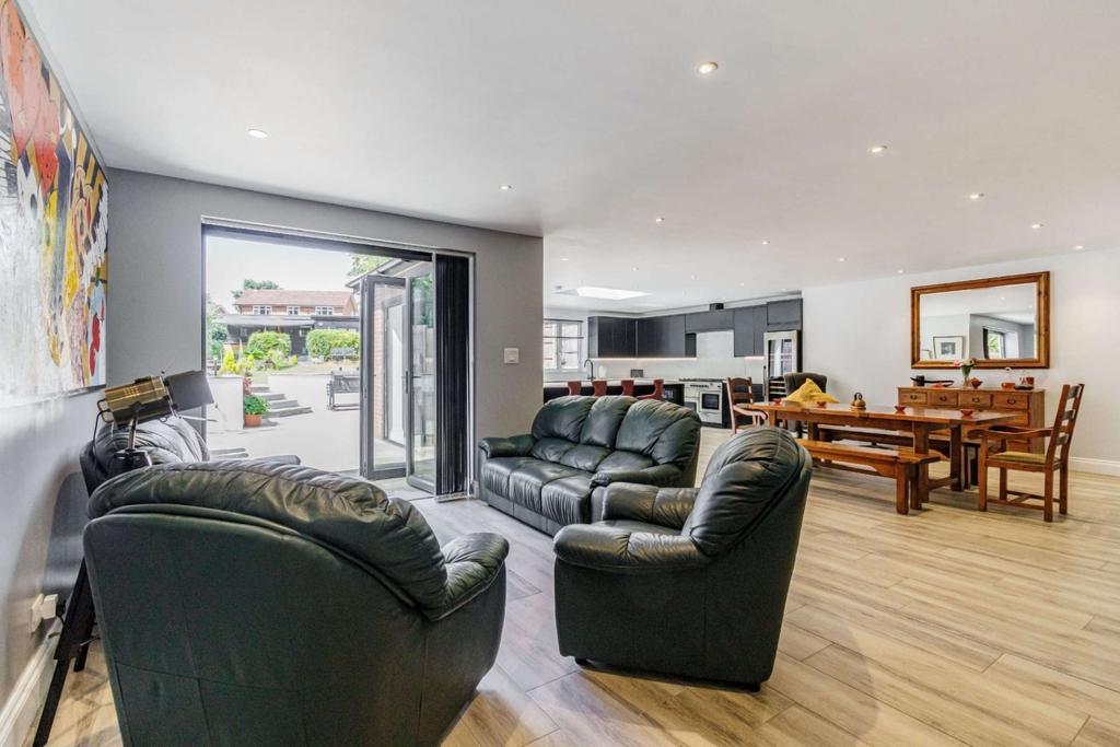 Beacon Way, Rickmansworth, WD3 5 bed detached house £1,450,000