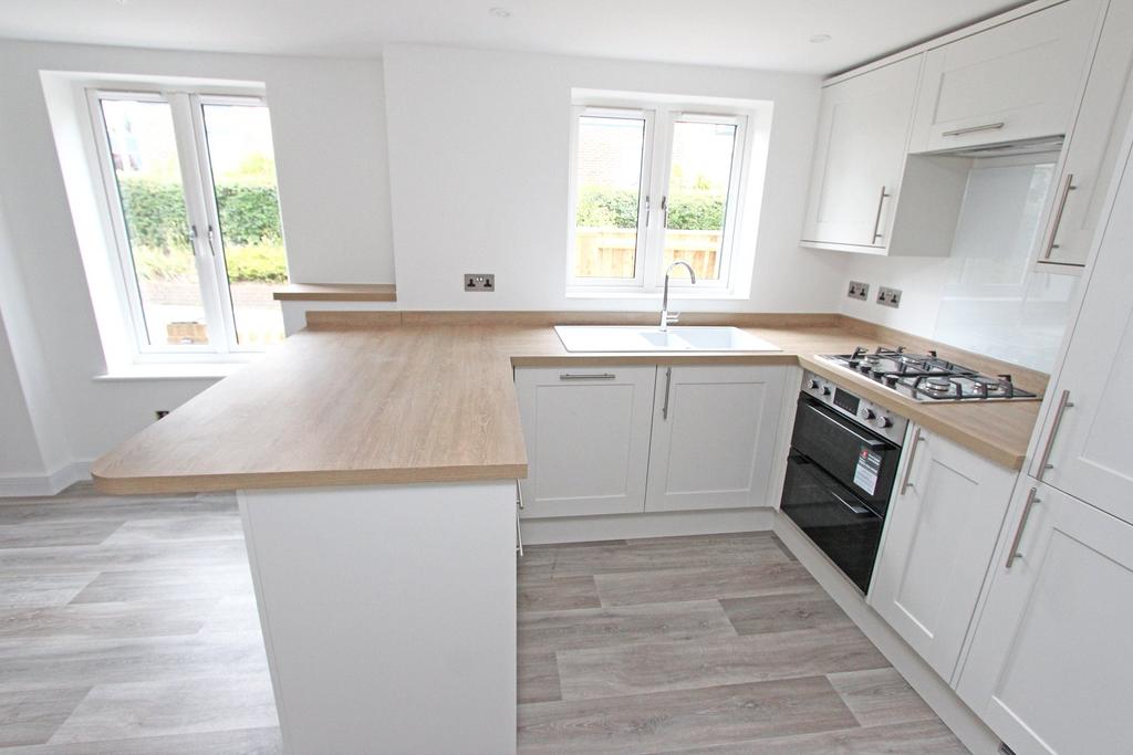 Lower Buckland Road, Lymington, Hampshire, SO41 3 bed semidetached house £399,950