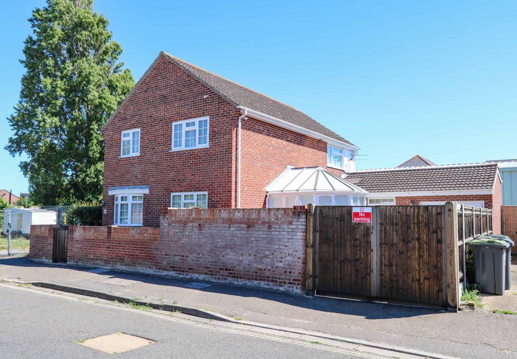 Elm Grove, Hayling Island 4 bed detached house for sale £430,000