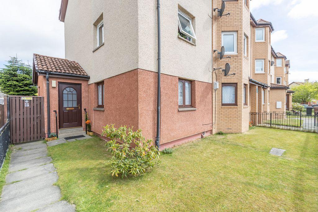 G/L, 23 Grampian Gardens, Dundee... 2 bed flat £80,000