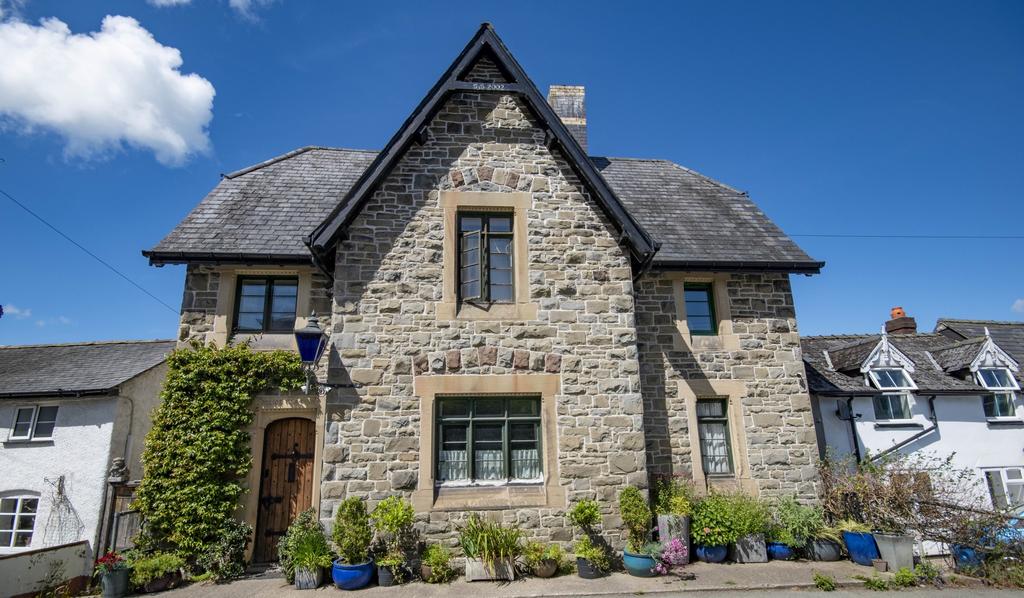 High Street, Llanfair Caereinion SY21 5 bed detached house for sale £