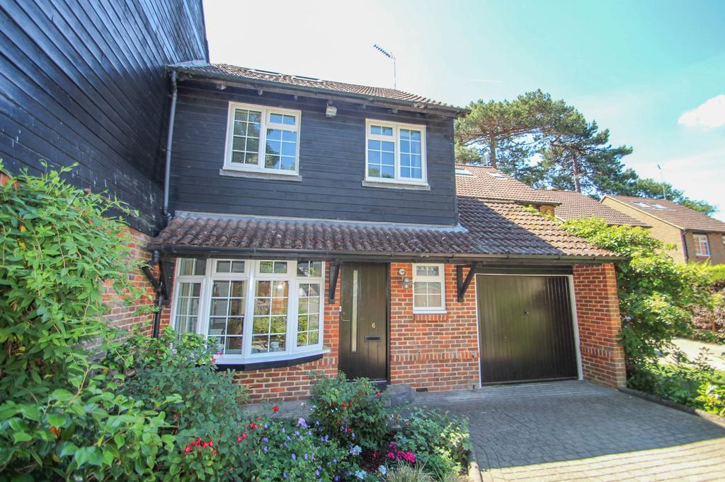 Croylands Drive, Surbiton, KT6 4 bed link detached house £995,000