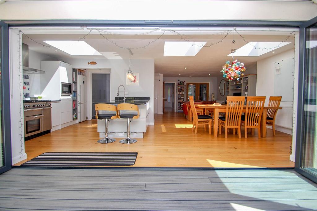 Croylands Drive, Surbiton, KT6 4 bed link detached house £995,000