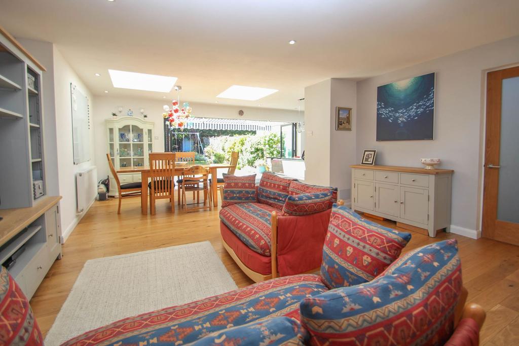 Croylands Drive, Surbiton, KT6 4 bed link detached house £995,000