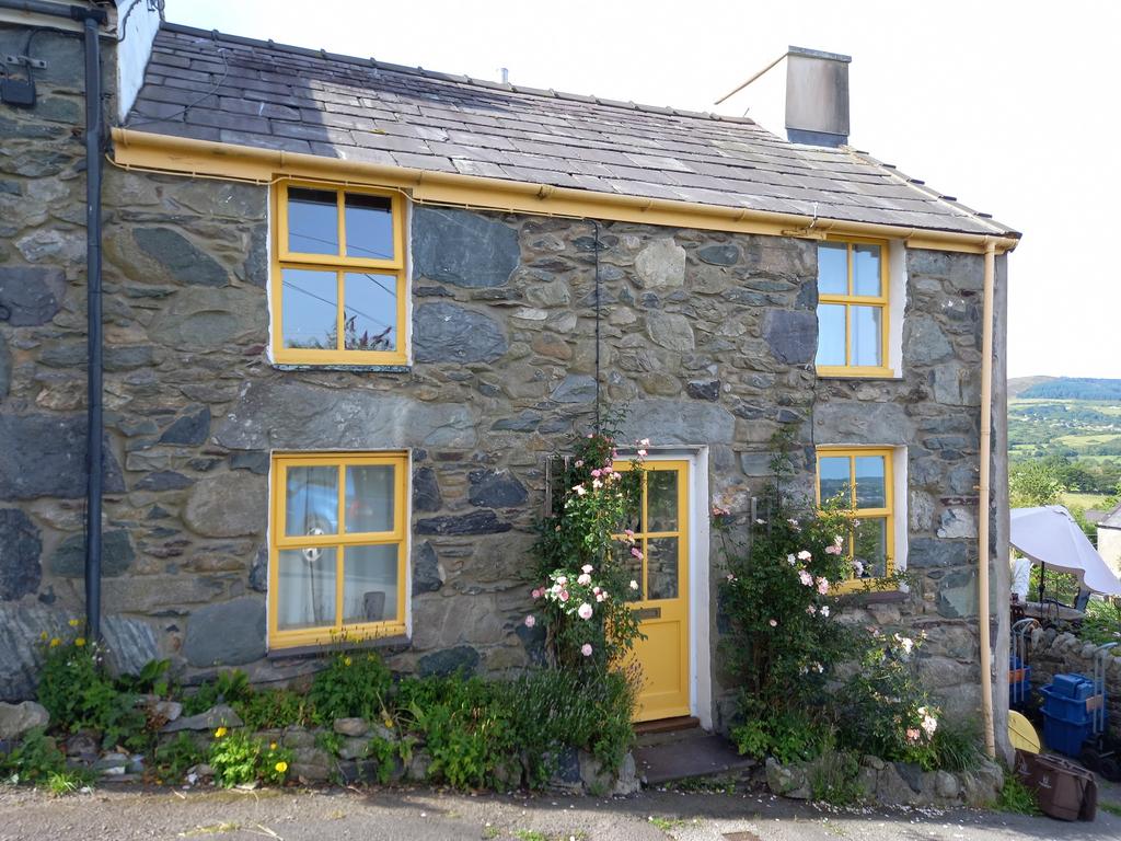 High Street, Rachub LL57 3 bed semidetached house for sale £175,000
