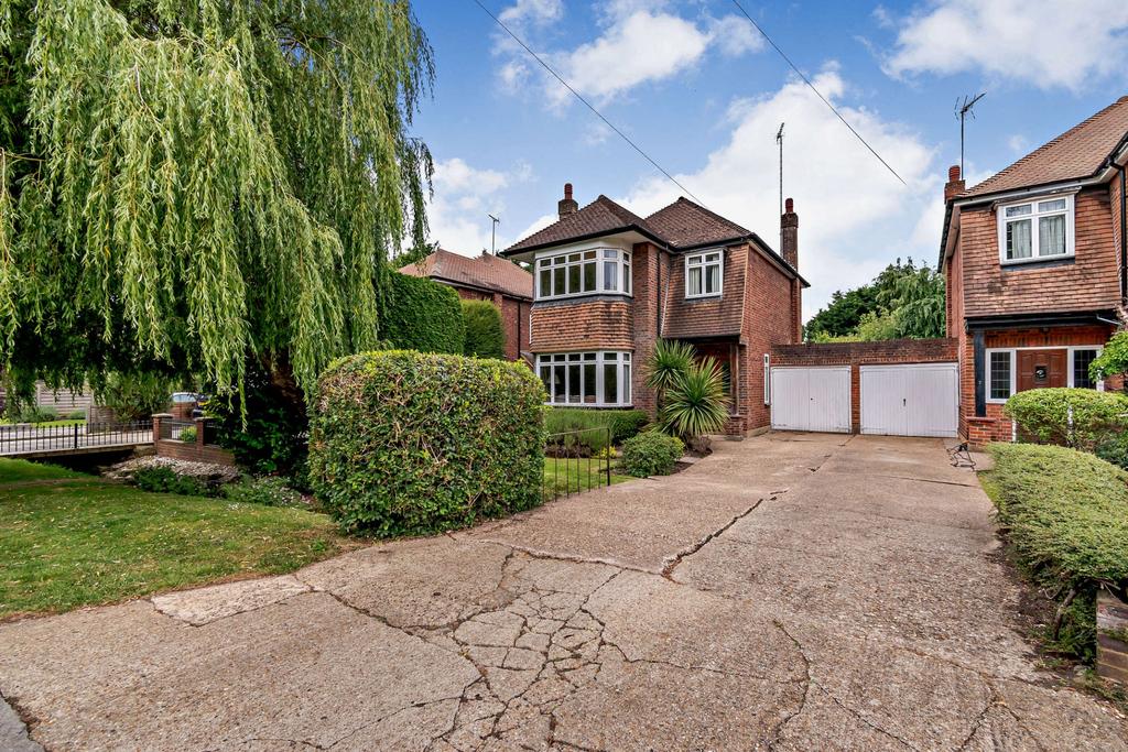 Moss Close, Pinner Village, HA5 3 bed detached house for sale £1,125,000