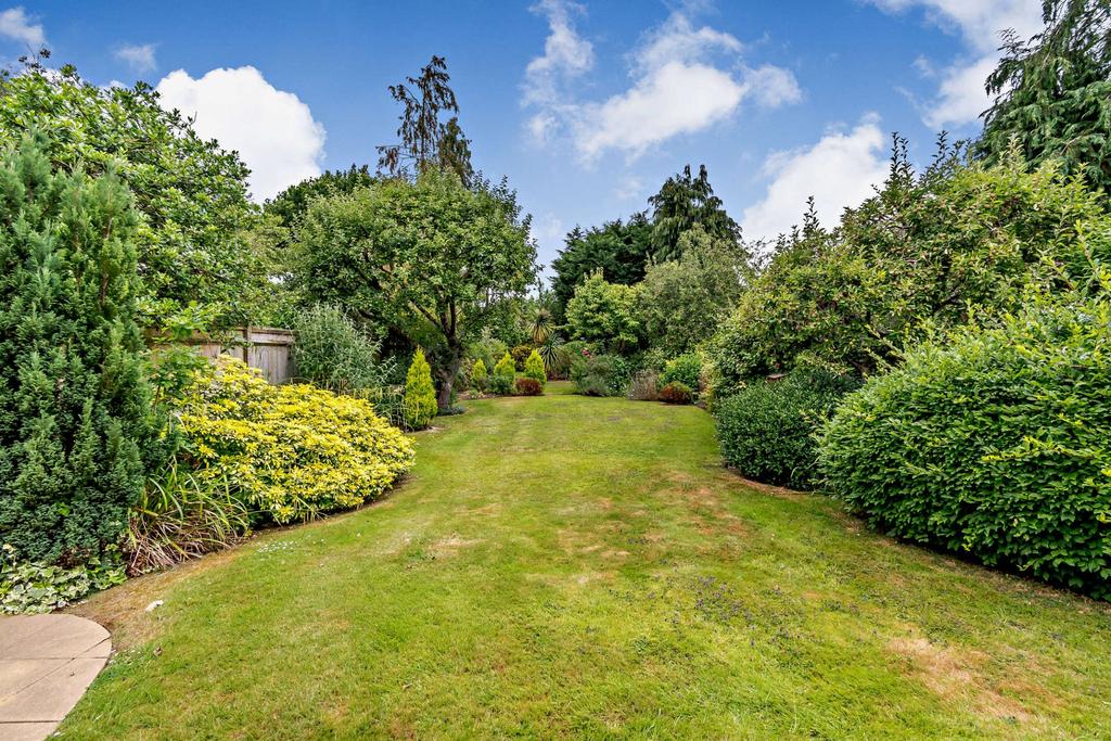 Moss Close, Pinner Village, HA5 3 bed detached house for sale £1,125,000